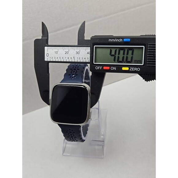 Fitbit Versa FB504 Smartwatch Heart Rate Bluetooth Activity Tracker W Charger - Picture 5 of 11